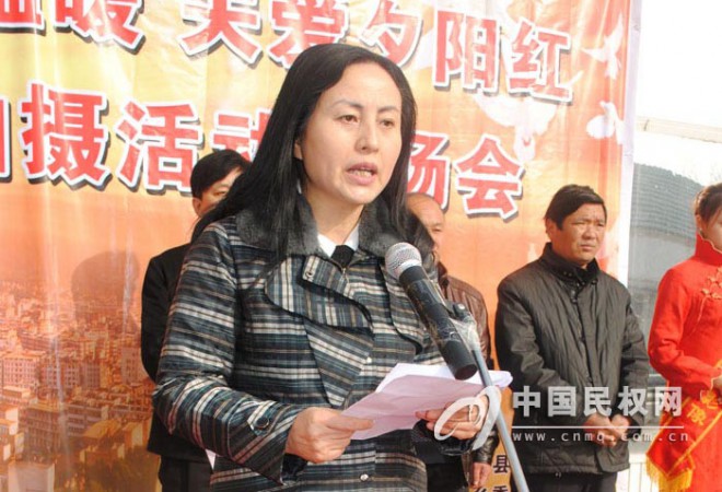我县团委携手美艳婚纱影楼为老人拍照送温暖