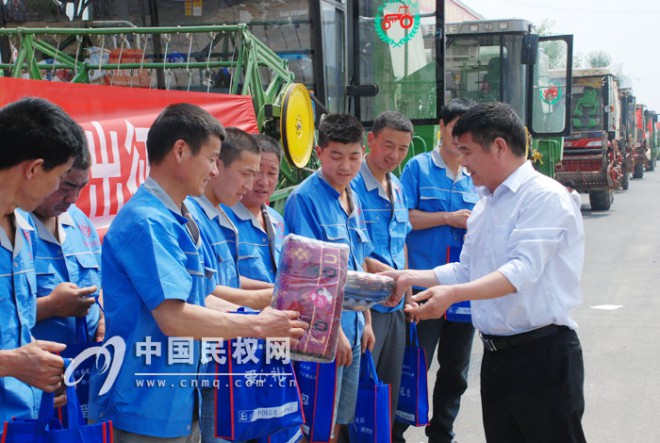 民权:展开跨区机收淘金之旅