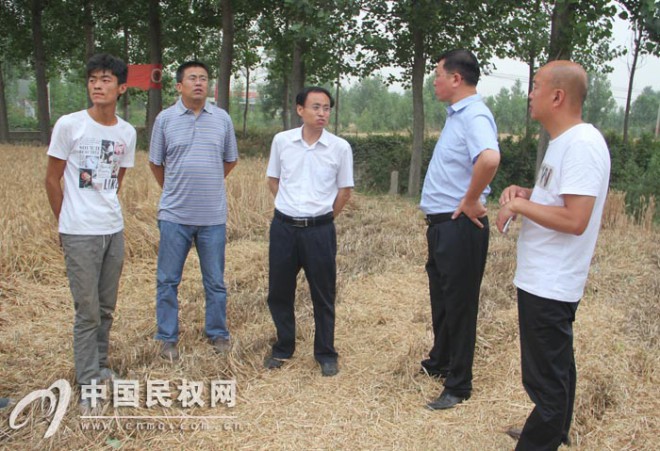 县委常委、县委办公室主任辛永礼深入野岗乡查看“三夏”防火工作