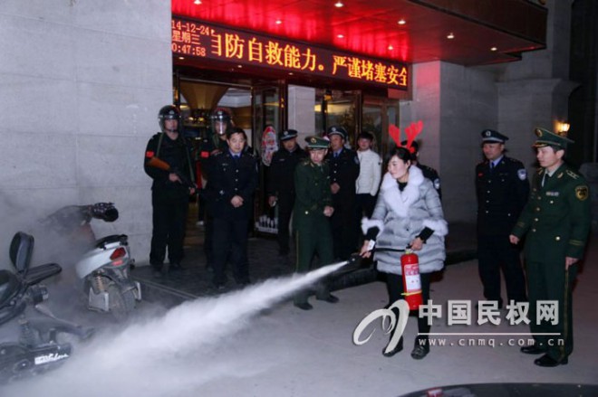 县公安局长谭振起 “平安夜”带队组织开展消防安全检查