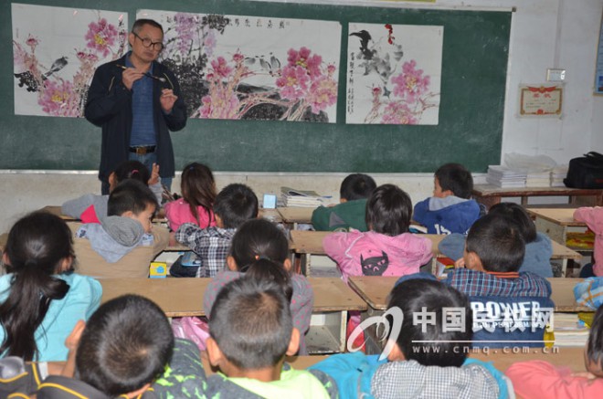 艺术家回家乡教人和镇管寨村小学生学绘画