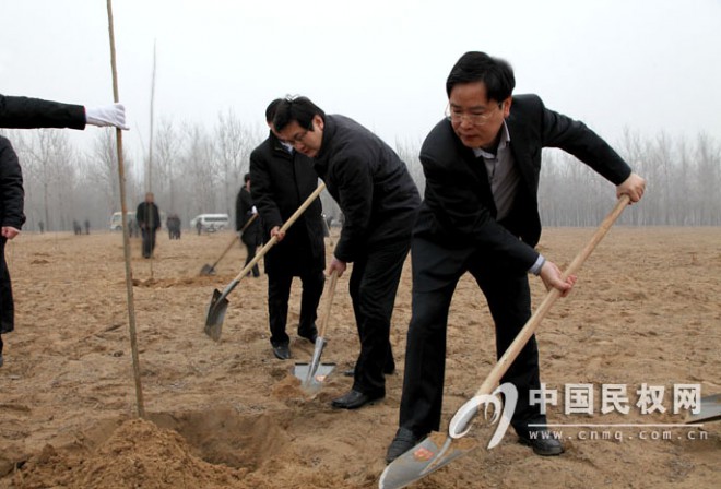 县四家领导带领机关干部开展义务植树活动