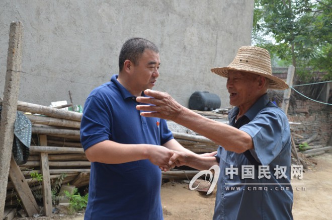 人和镇“七一”前夕开展慰问贫困老党员活动
