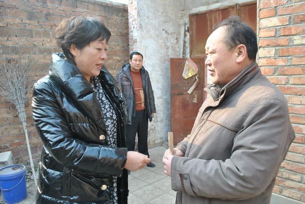 市盐业局党组成员、总会记师芦亚萍到我县慰问困难职工