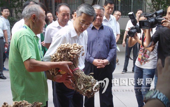 我县双塔花生协会参加河南省科普惠农十周年成果专题展