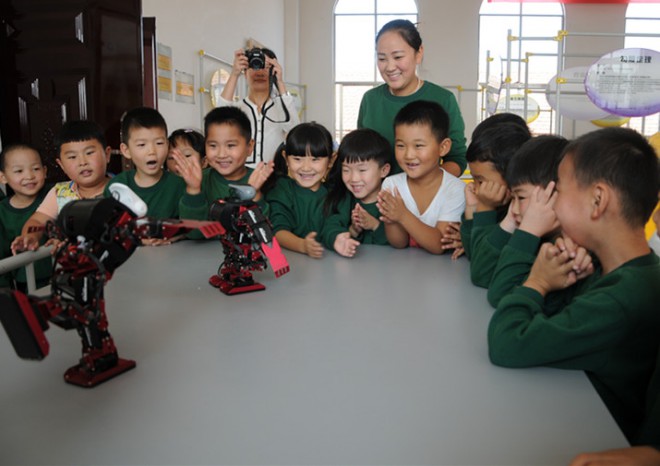 县东区实验幼儿园组织学前班儿童参观流动科技馆