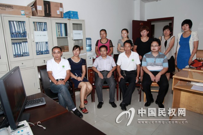 全县党政机关、企事业单位组织收听收看全省党的群众路线教育实践活动报告会