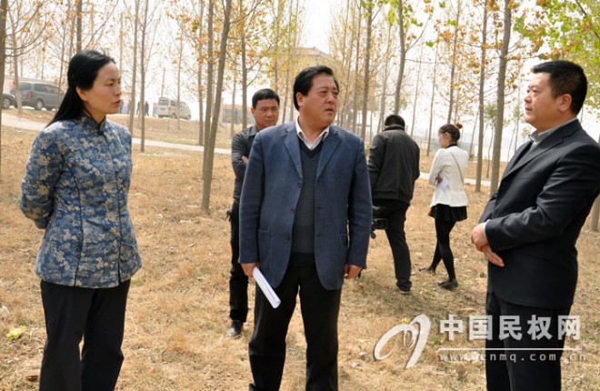 副县长刘艳春查看零散烈士墓搬迁改造情况