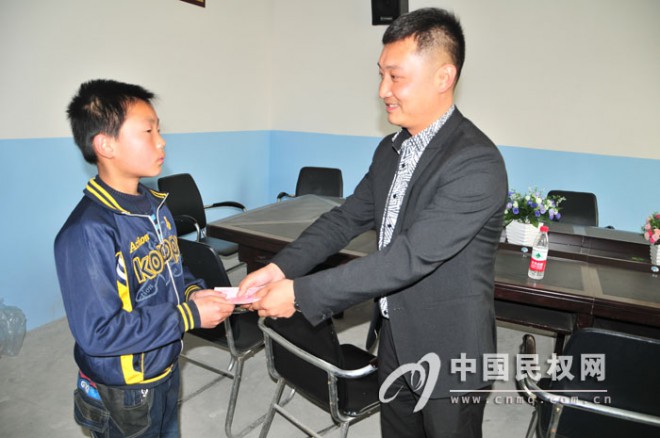 爱心企业家真诚捐助品学兼优贫困生