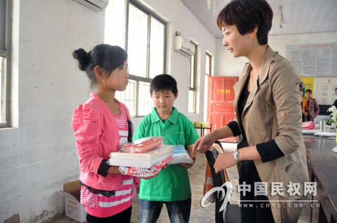 王桥镇党员干部儿童节里情系孤儿