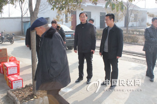 孙六镇:春节前慰问敬老院老人
