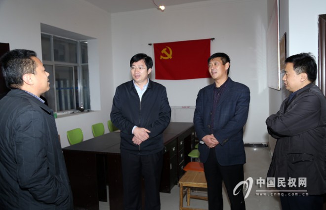 县委常委、组织部长李中军到王桥镇看望市派驻村工作队