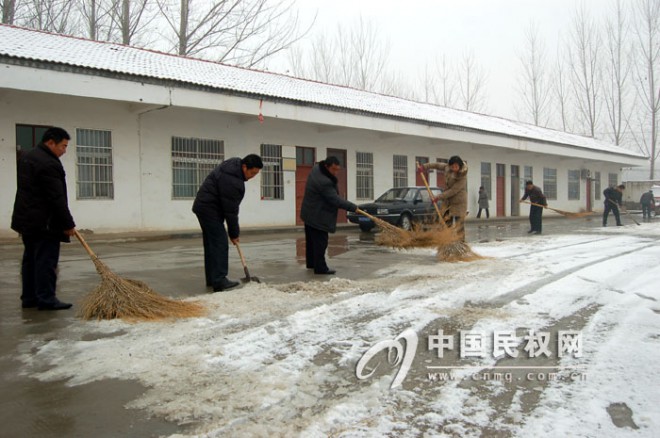 人和镇政府机关干部扫雪忙