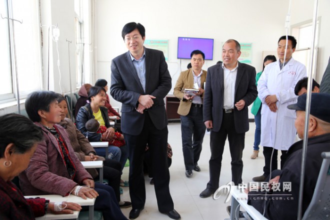 县委常委、组织部长李中军深入教育实践活动联系点调研