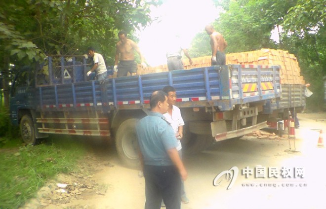 县路政人员力帮事故车辆受称赞