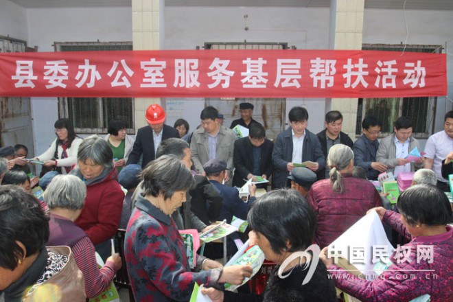 县委办公室组织开展服务基层帮扶活动