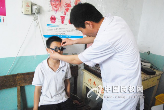 我县为部分留守儿童免费验光配镜 