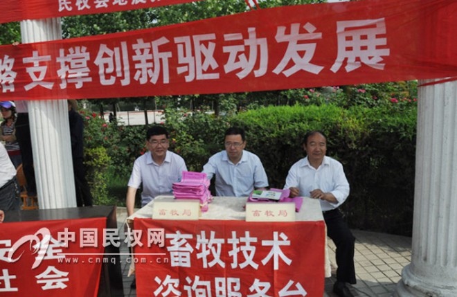 县畜牧局积极参加“科技活动周”宣传活动