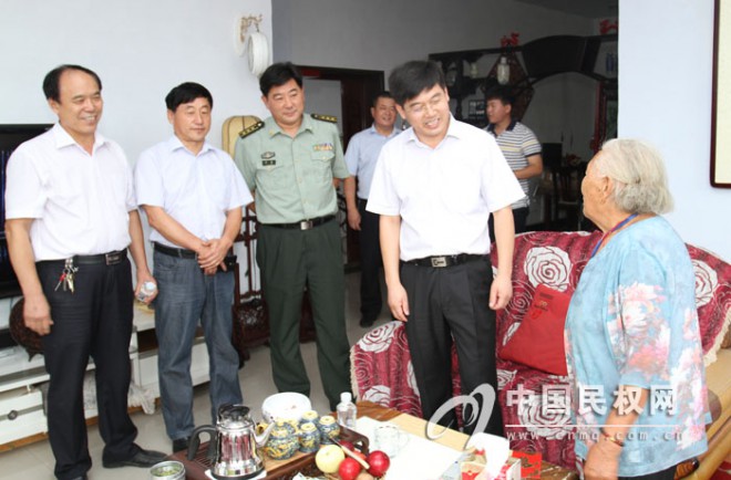 “八一”建军节前夕县领导走访慰问现役军人家属