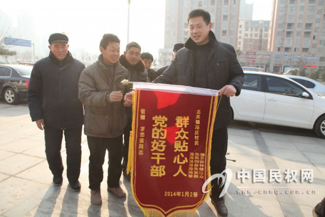 驻村干部办实事 村民动情送锦旗