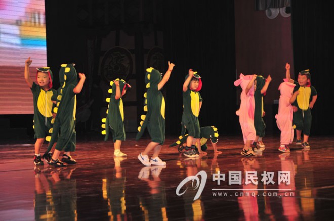 东区幼儿园举办庆六一文艺汇演
