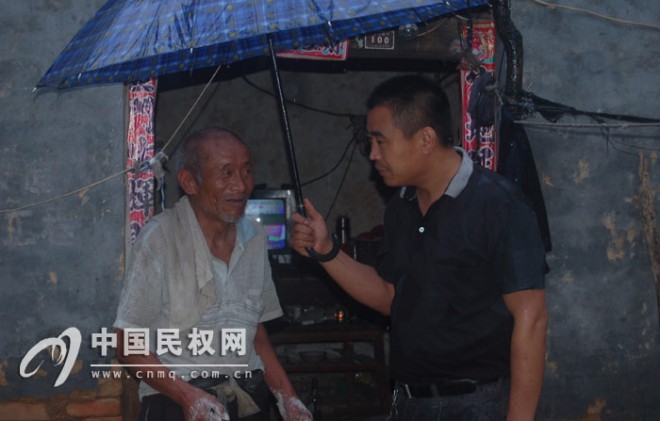 北关镇干部冒雨排查灾情