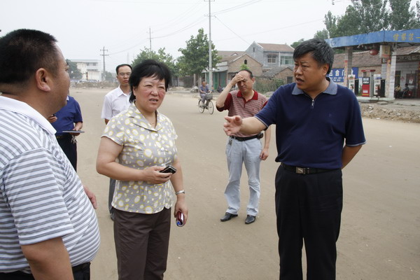 县委书记江文玉检查城市建设工作