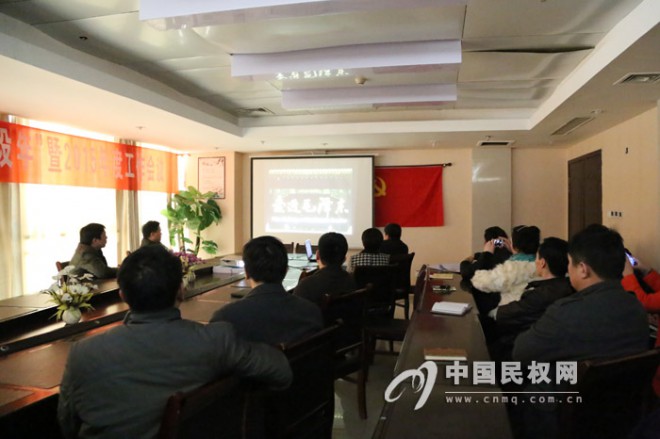 民权县委组织部观看电教片《走近毛泽东》