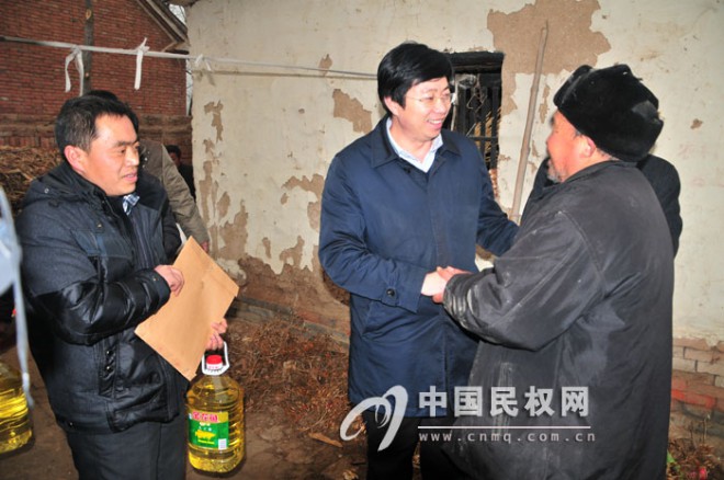县委常委、组织部长李中军看望慰问联系户、困难党员和大学生村干部