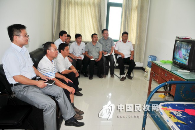 全县党政机关、企事业单位组织收听收看全省党的群众路线教育实践活动报告会