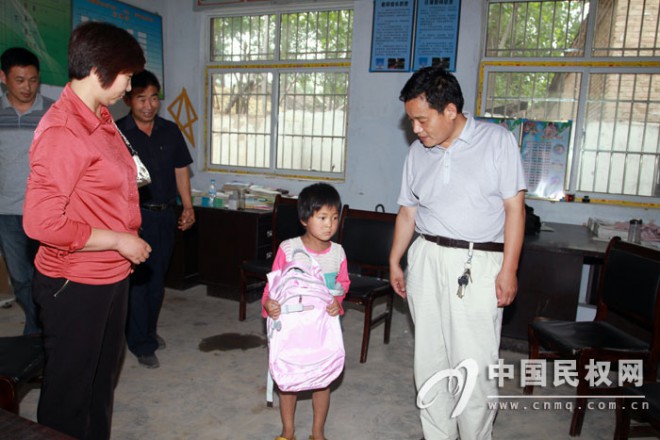 县政府办走访慰问部分困难党员和留守儿童