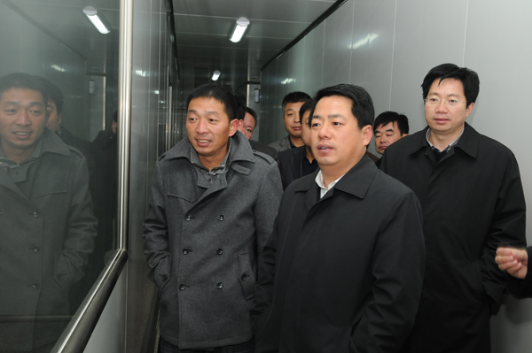 县长王仲田到产业集聚区检查在建工程建设情况
