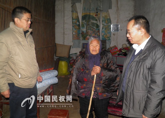县委常委、政法委书记周明河到联系点慰问联系户