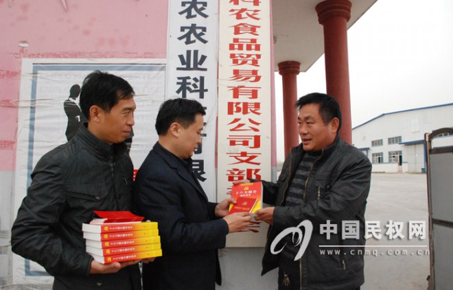 县委组织部为非公企业党组织送“特殊礼”