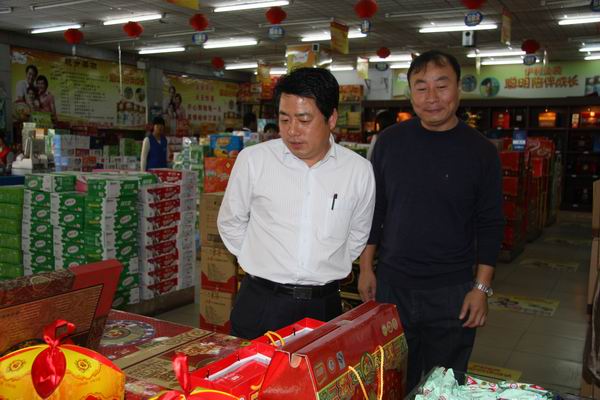 县领导视察我县省级卫生县城迎检工作