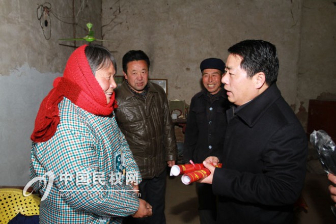 县委书记王仲田到联系点看望慰问困难群众