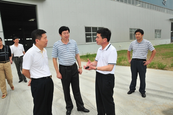省委政研室调研组到我县产业集聚区调研