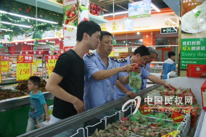 县工商局开展端午节市场执法检查