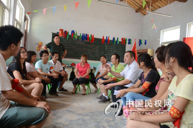 人和镇党政领导慰问河南农大暑假社会实践志愿者队员