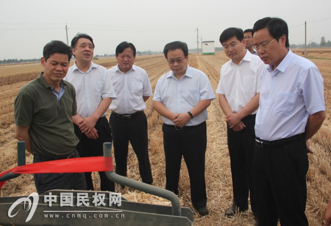 国家农业部农机化司司长李伟国到我县调研“三夏”麦收工作