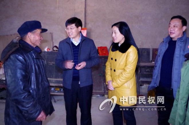 县委副书记张团结到城关镇李庄村慰问计生双女户