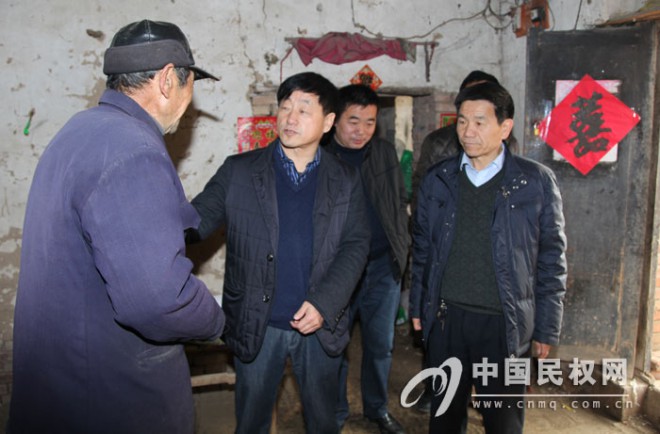 县人大常委会主任李友先到联系村走访看望结对帮扶户