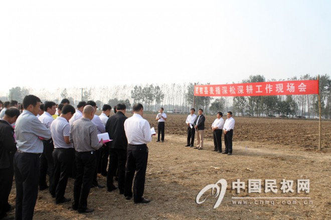 我县举办麦播深松深耕工作现场会