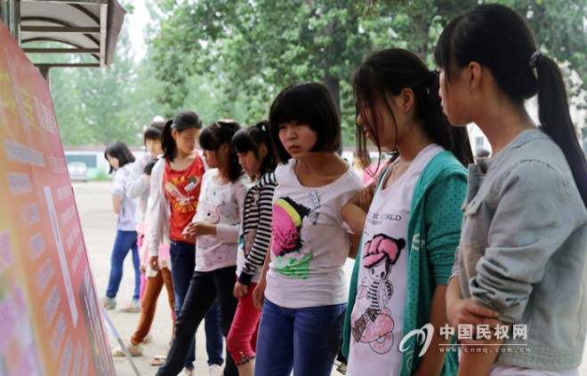 县妇联、县检察院送法进校园 倾情关爱留守儿童
