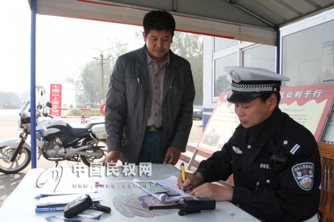 民权县交警 为“十一”出行安全保驾护航