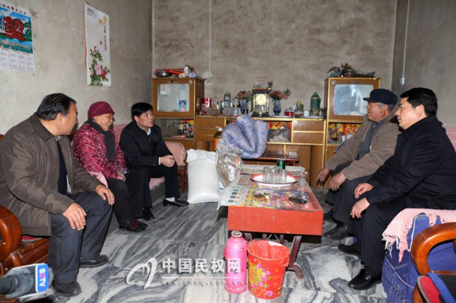 市长余学友走访慰问我县军烈属、低保户和五保老人