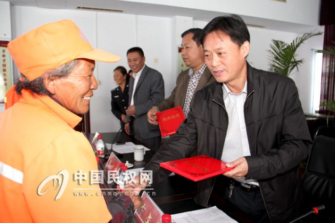 我县举行庆祝河南省第十五届环卫工人节暨表彰大会