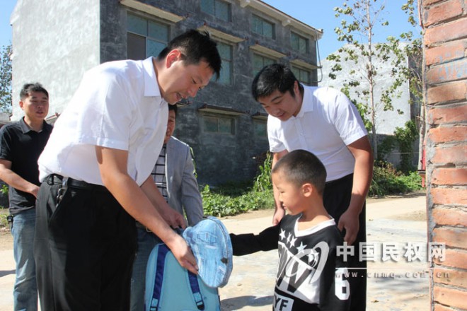 民权县政府办公室深入“千名干部进千村联万户”联系点慰问帮扶特困户