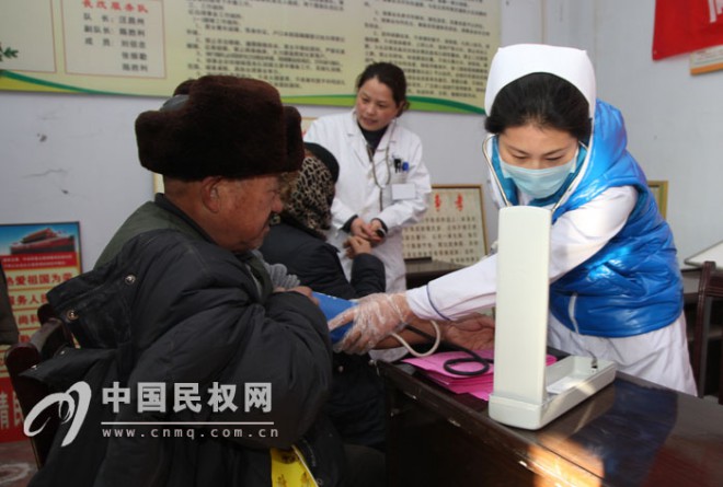 团县委开展“十送农家”义诊活动