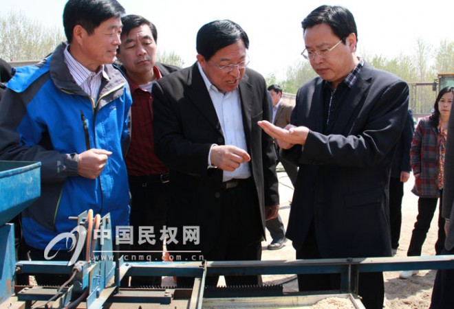 省农机局副局长程双进到我县检查指导基层农机服务体系建设工作